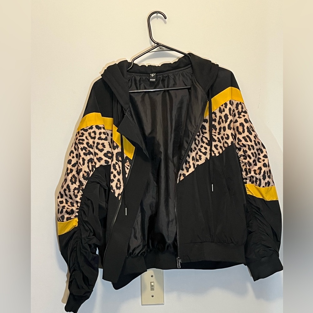 NWOT Lightweight cheetah black and black raincoat with a hood